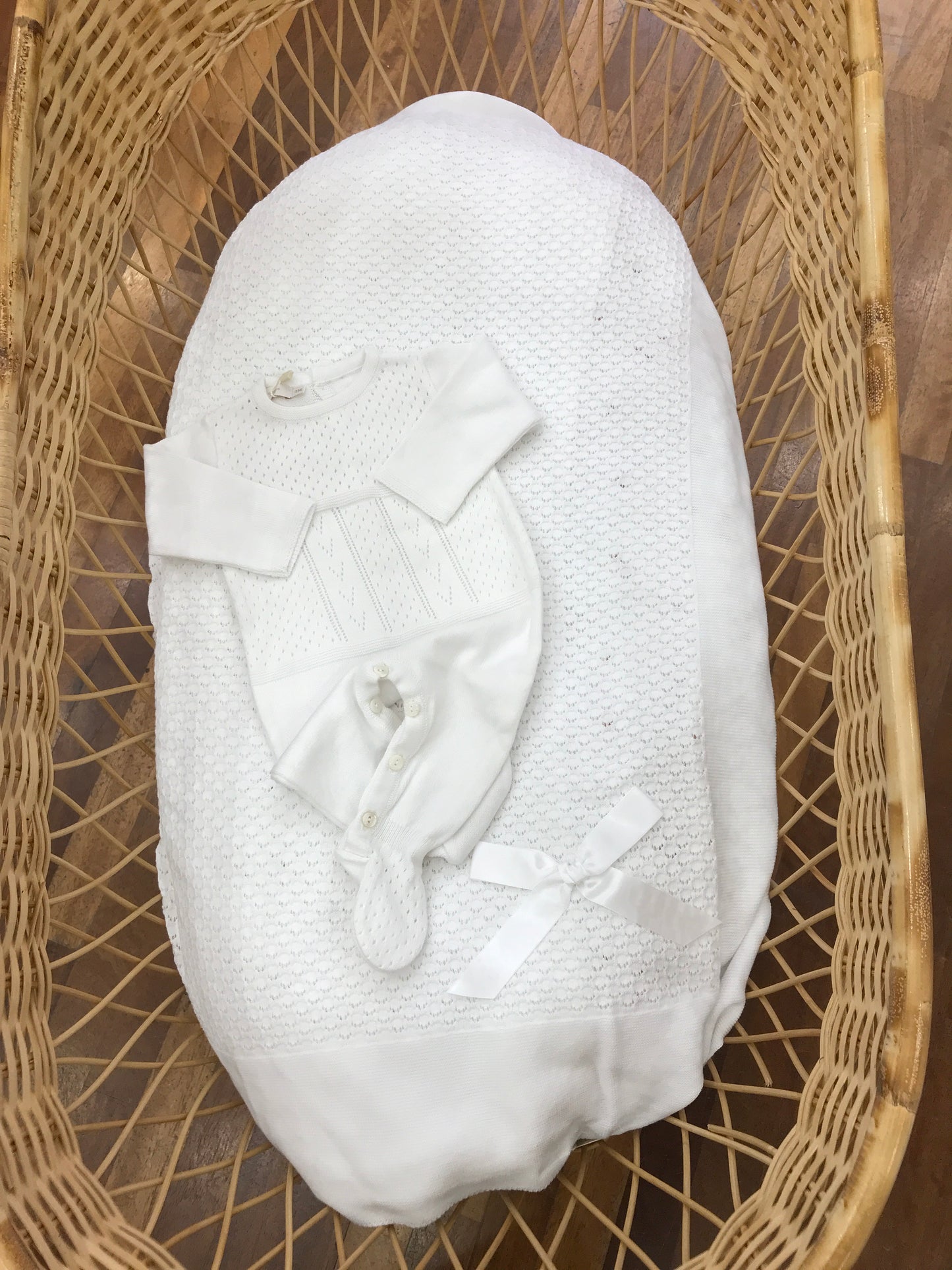 Coordinato nascita PCS in filo bianco coperta con lavorazione a maglia con fiocco laterale tutina intera
