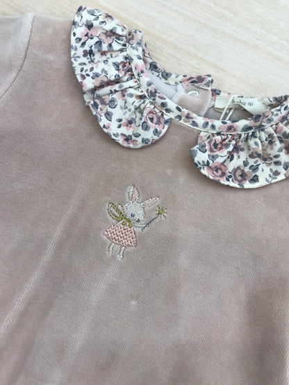 Tutina Baby Gi in ciniglia intera rosa antico con piedini e colletto floreale con coniglietta ricamata al centro
