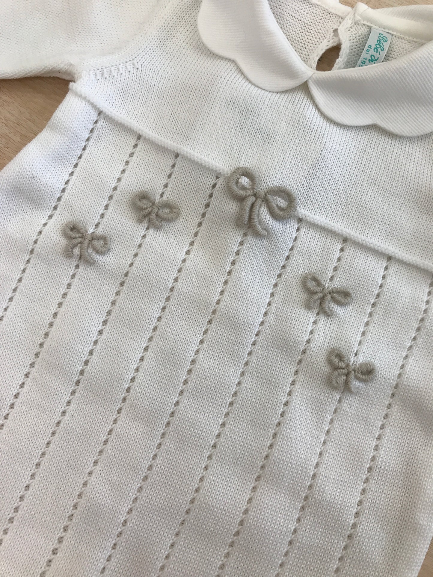 Tutina Bebè di Almy in filo bianco colletto smerlato con fiocchetti tortora in rilievo