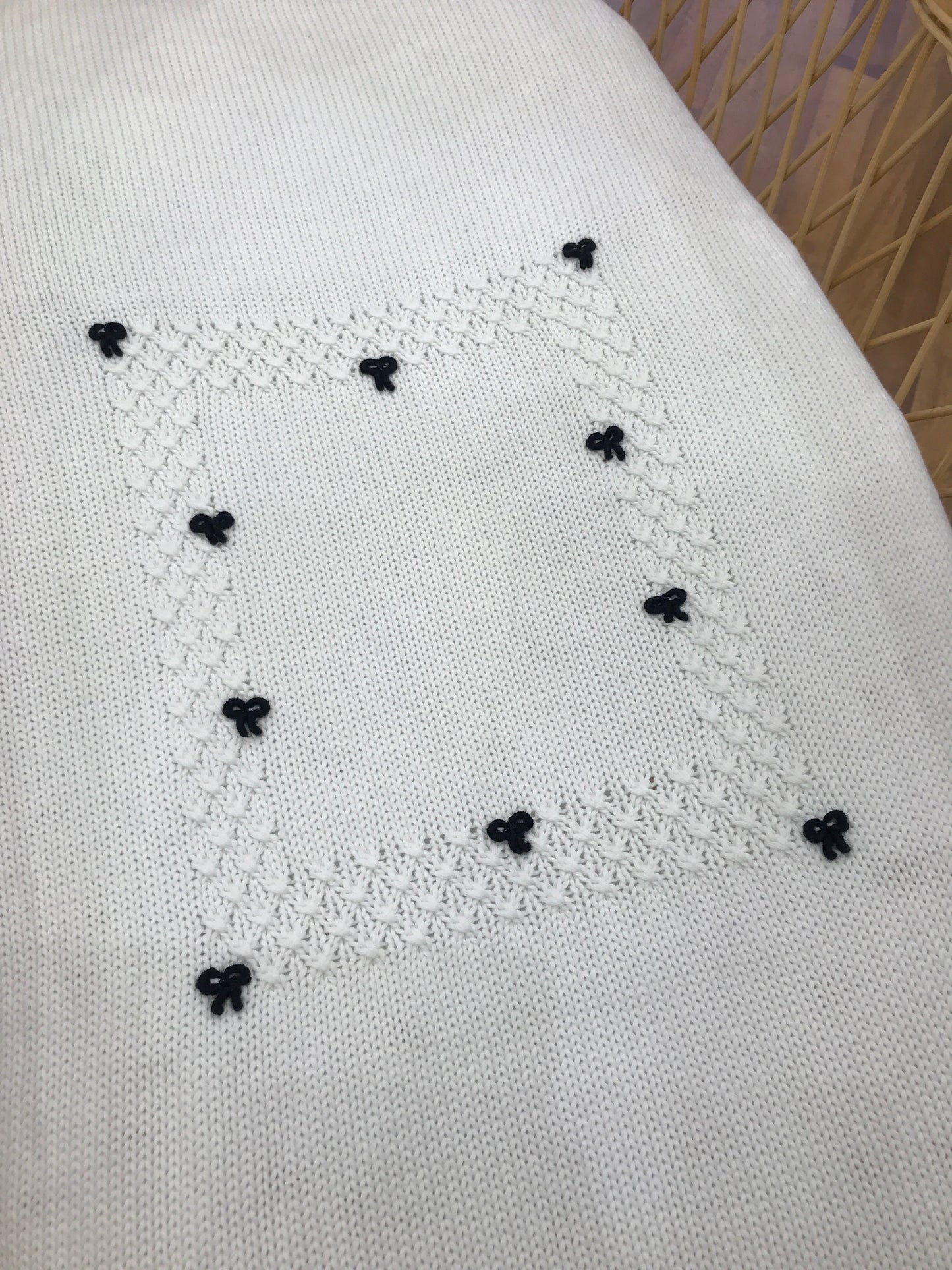 Coperta Colibrì in filo bianca con riquadro lavorato da piccoli fiocchetti blu scuro