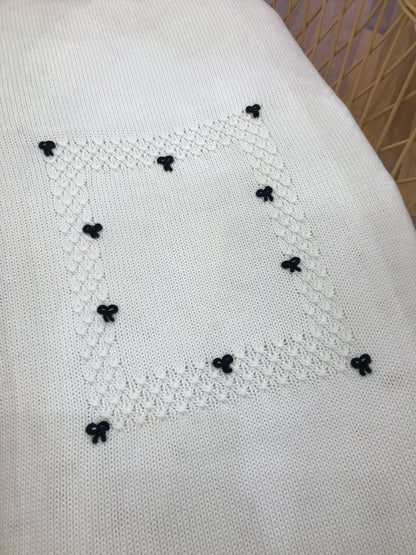 Coperta Colibrì in filo bianca con riquadro lavorato da piccoli fiocchetti blu scuro