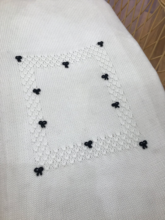 Coperta Colibrì in filo bianca con riquadro lavorato da piccoli fiocchetti blu scuro