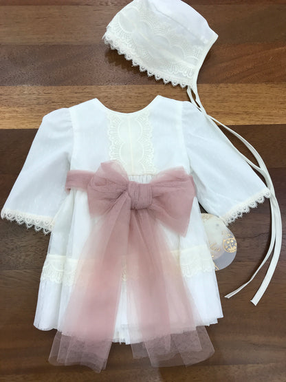 Abito Lilus manica lunga in cotone ricoperto di tulle lavorato senza collo con pizzo ai polsi e un applicazione sempre in pizzo sul davanti lo stesso pizzo viene richiamato sul gonnellone ed una cintura in tulle