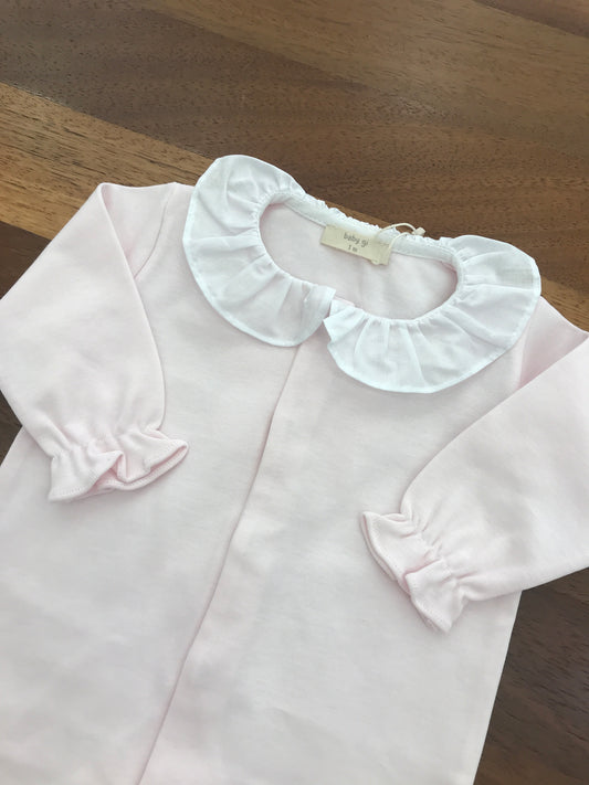 Tutina Baby Gi in cotone con piedini manica lunga con collo con rusche bianca sul retro applicata una farfalla