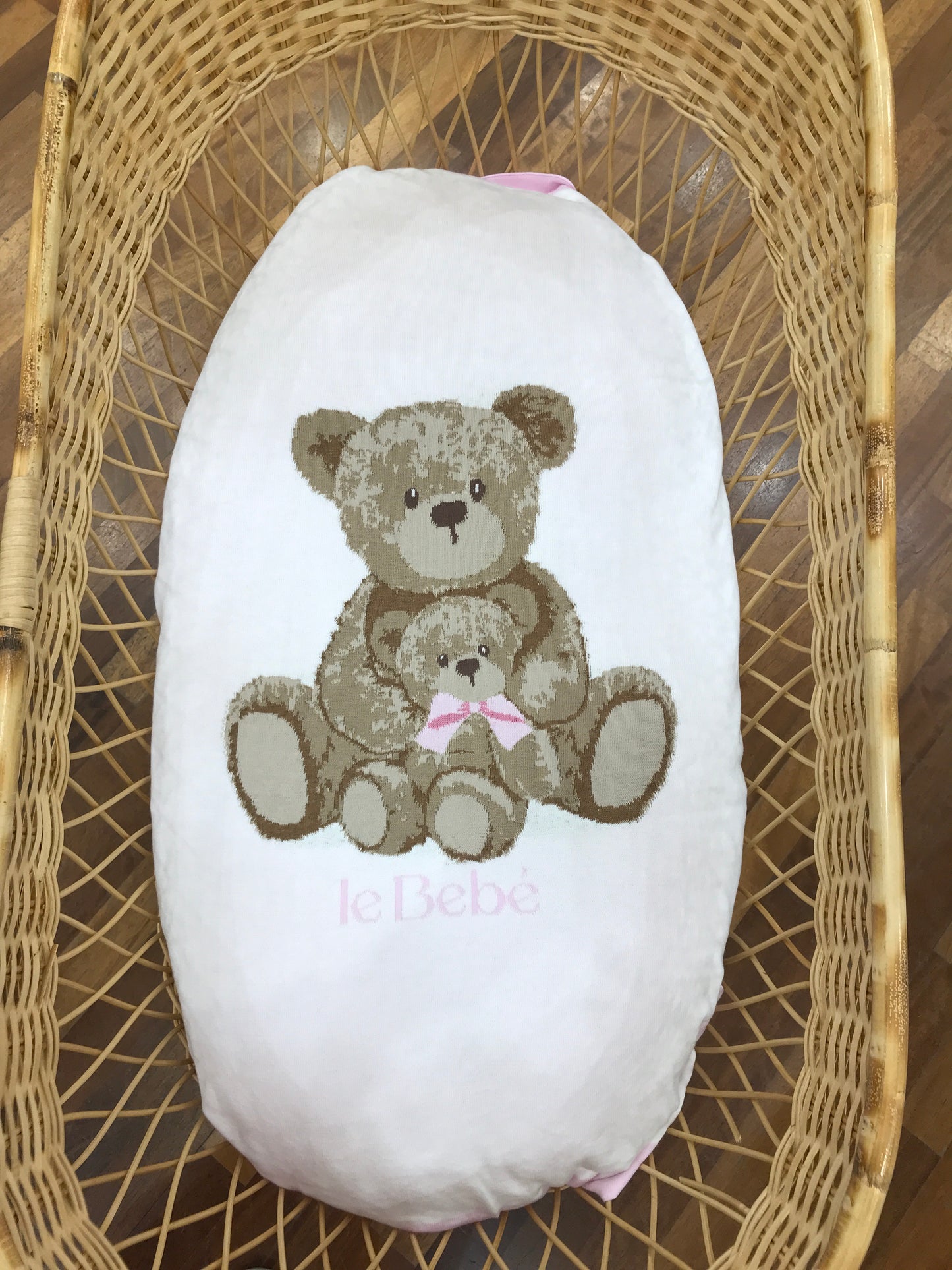 Coperta Le Bebè in filo di cotone rosa e bianca con orsetti ricamati sul davanti