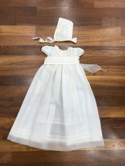 Abito Belan in battista di cotone e organza in seta con lavorazione di pizzo applicato sulla gonna e sulla fascia in vita