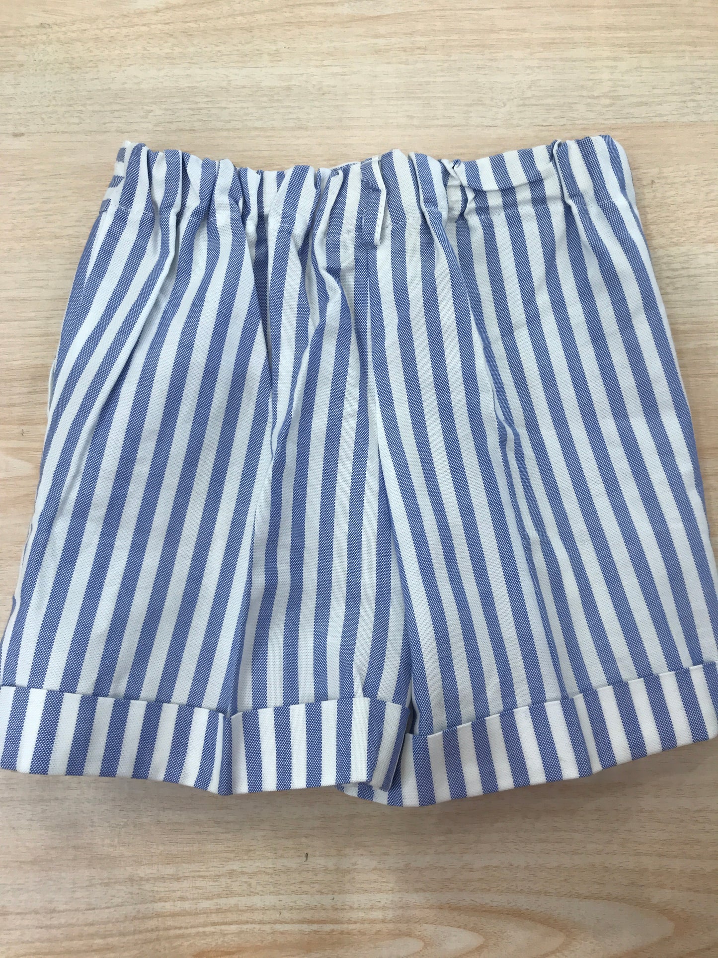 Bermuda Duepunti in cotone bianco e celeste a righe con tasche sul davanti ed elastico sul retro