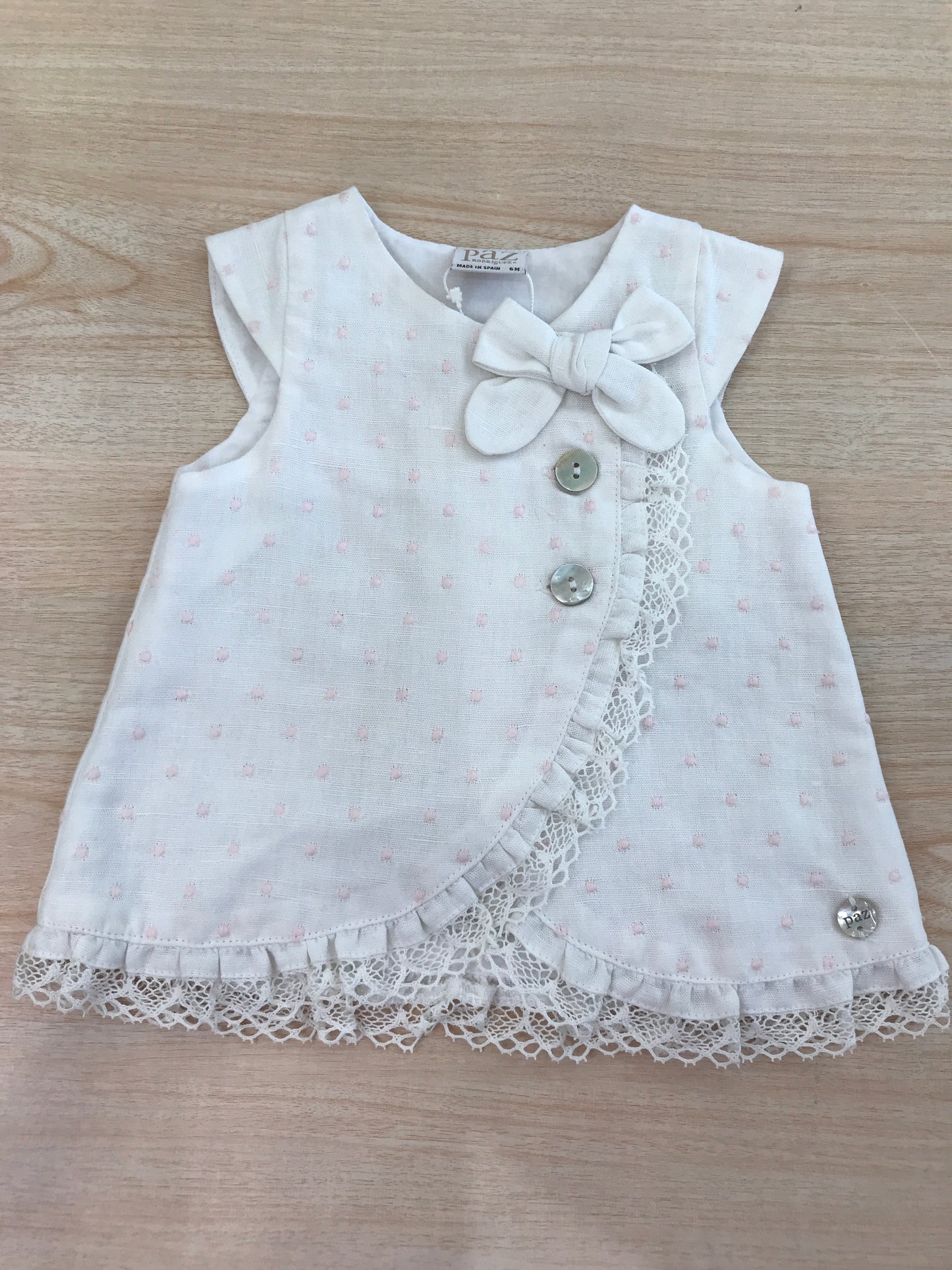 Abito Paz Rodriguez in cotone smanicato con pois rosa con rusche e bottoni trasversali con fiocco