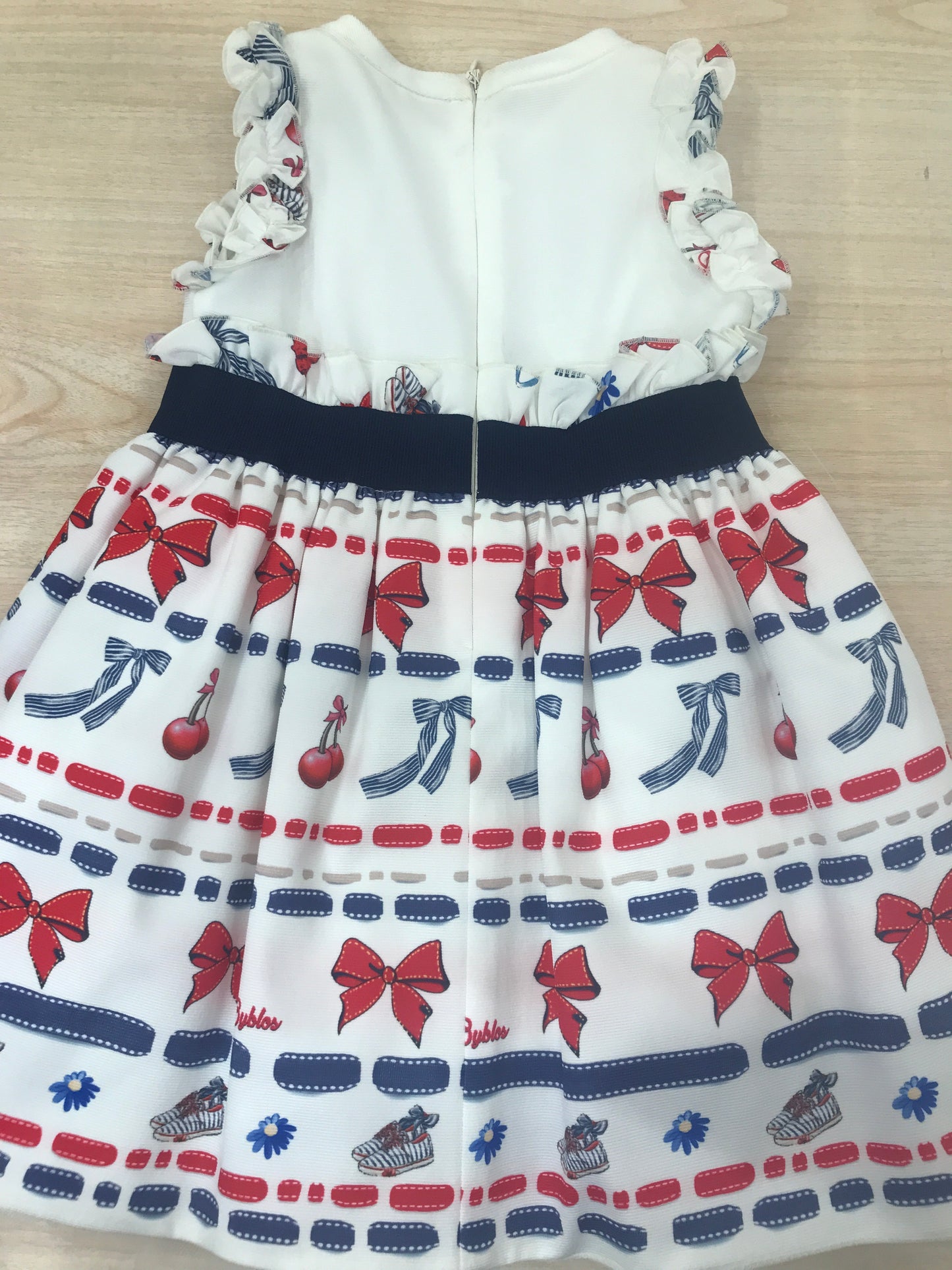 Abito Byblos smanicato con rusche con gonna decorato con piccoli disegni colorati con fascia blu in vita