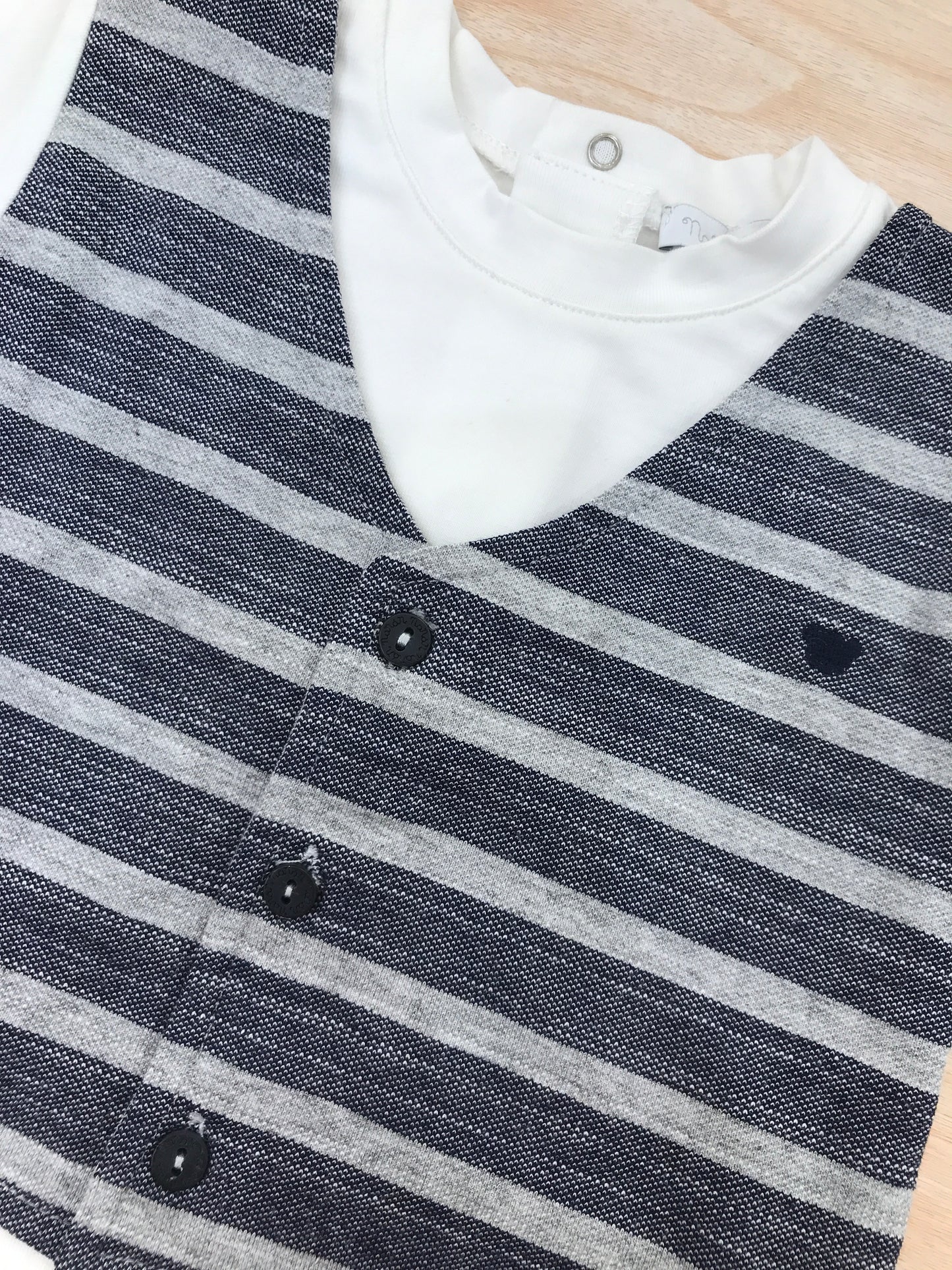 T-shirt Nanan mezza manica bianca in cotone con finto gilet blu e grigio a righe