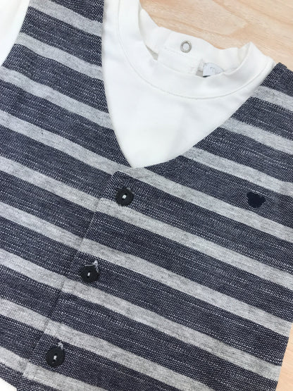 T-shirt Nanan mezza manica bianca in cotone con finto gilet blu e grigio a righe