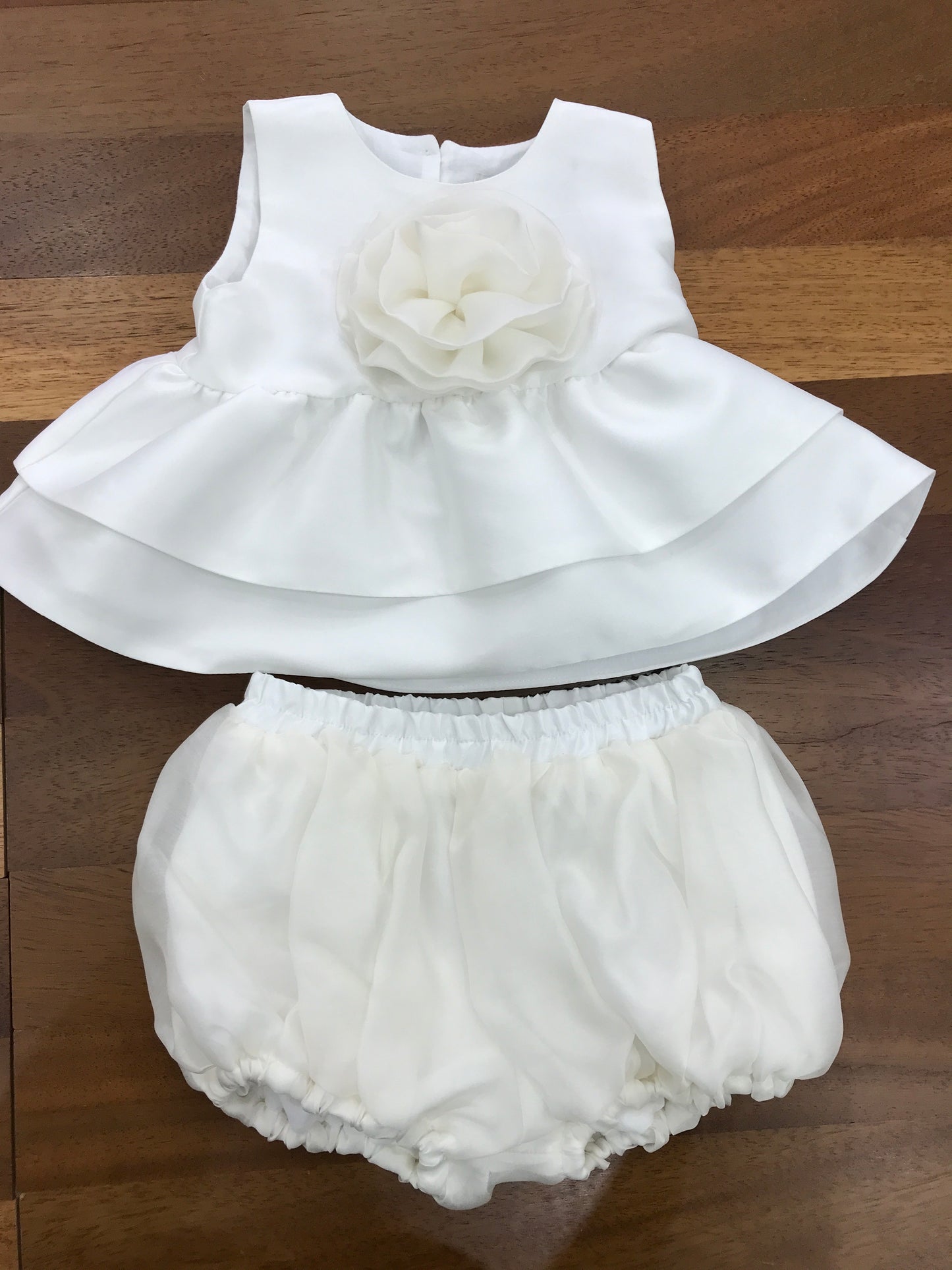Completo a'lapage in seta e raso blusa con fiore centrale con culotte in seta