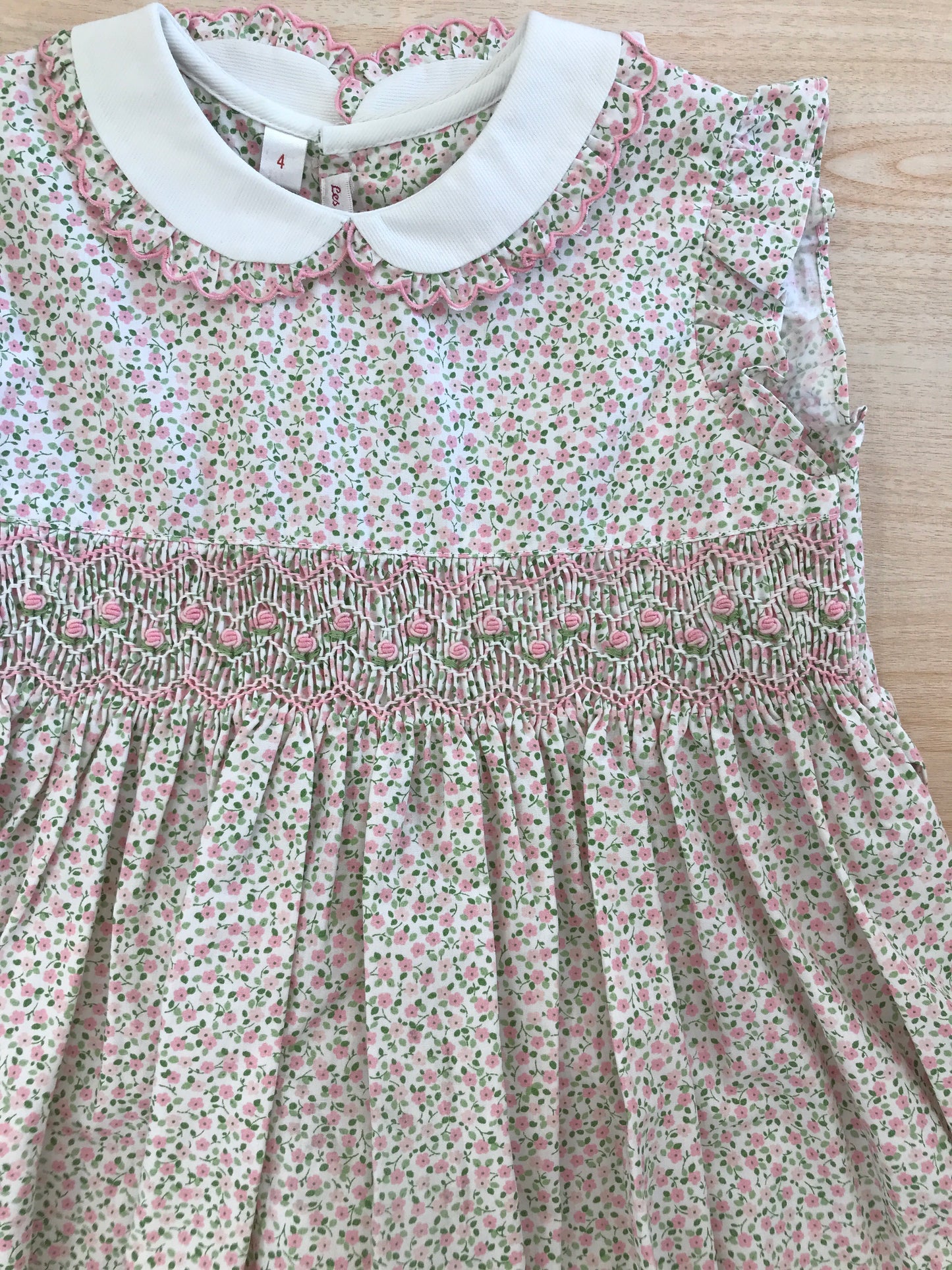 Abito Les Enfants de Gisele in cotone smanicato con rusche colletto bianco con rusche fantasia a fiorellini  con fascia lavorata da punto smock con rose ricamate