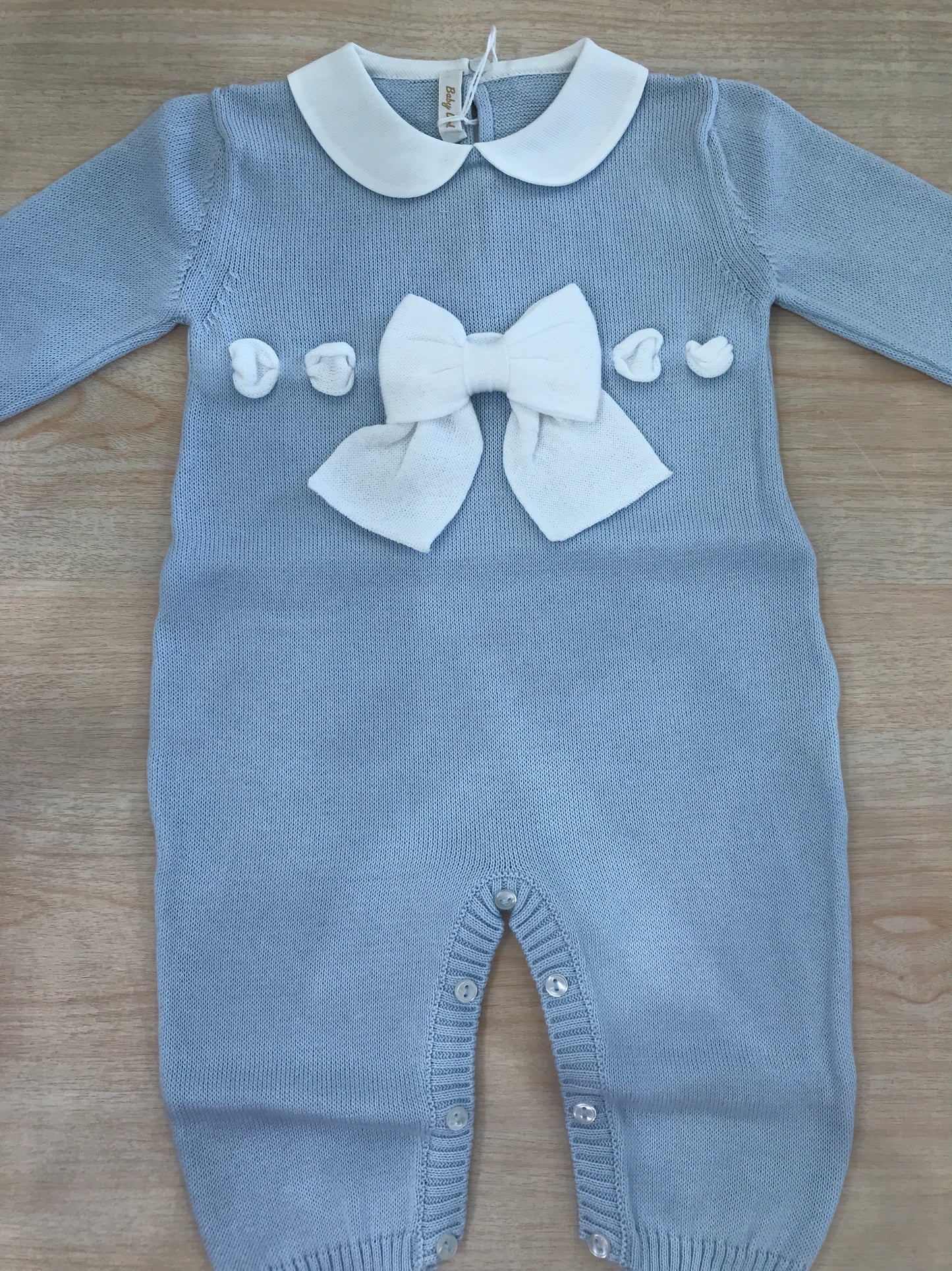 Tutina Baby Lord in filo celeste manica lunga gamba lunga con colletto bianco con passanastro e fiocco bianco al centro