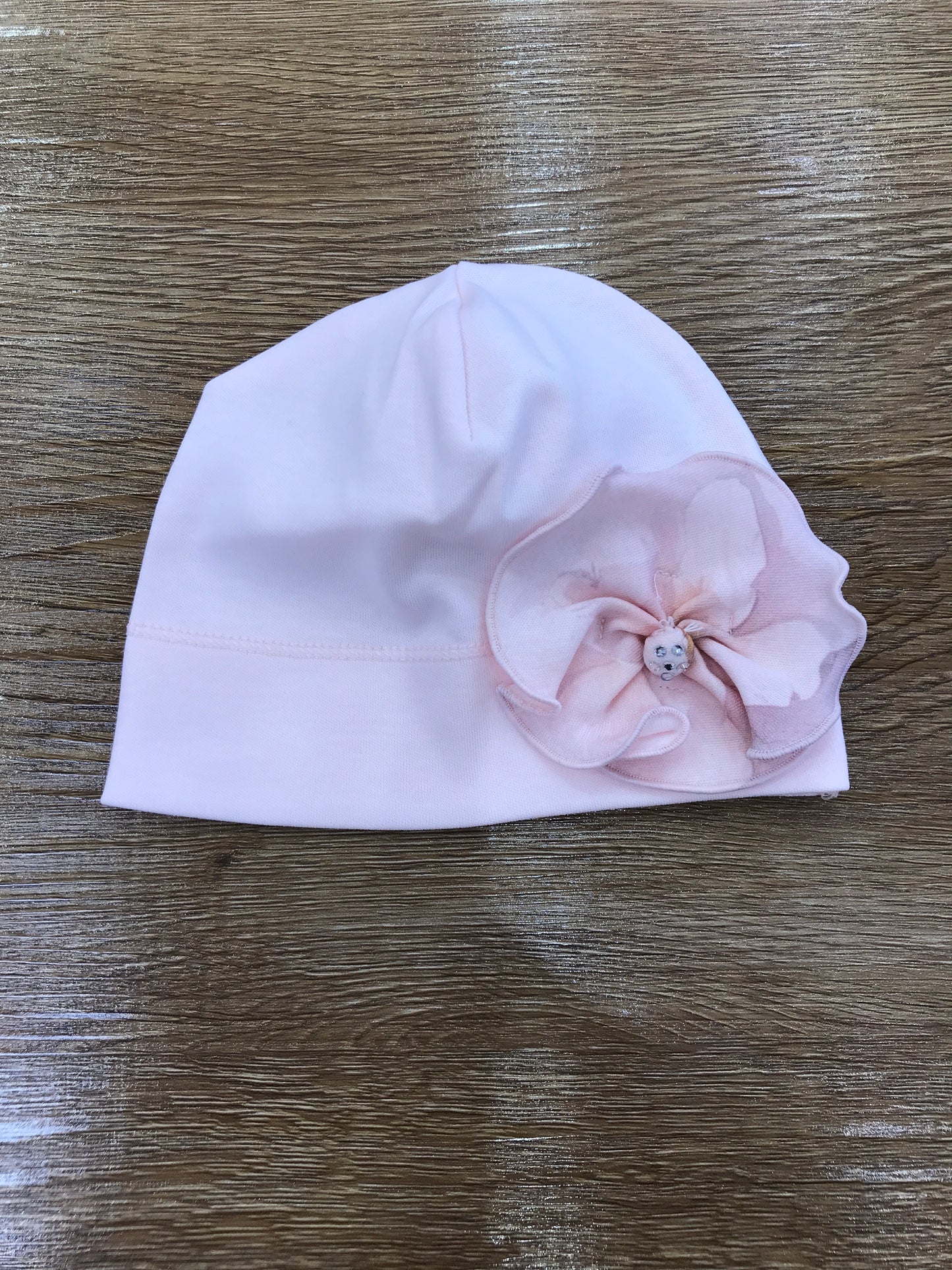 Coordinato Sofija in caldo cotone rosa mussola con cappellino e tutina intera decorati da camelie