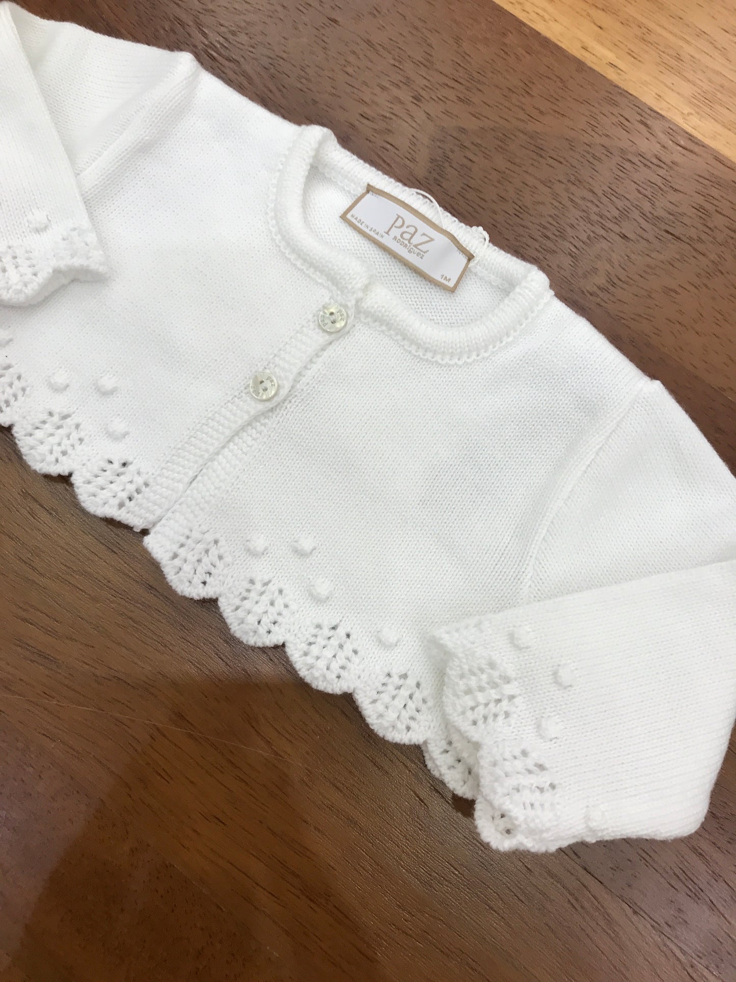 Cardigan Paz Rodriguez in filo bianco  manica lunga smerlata ai polsini con tre piccoli bottoncini