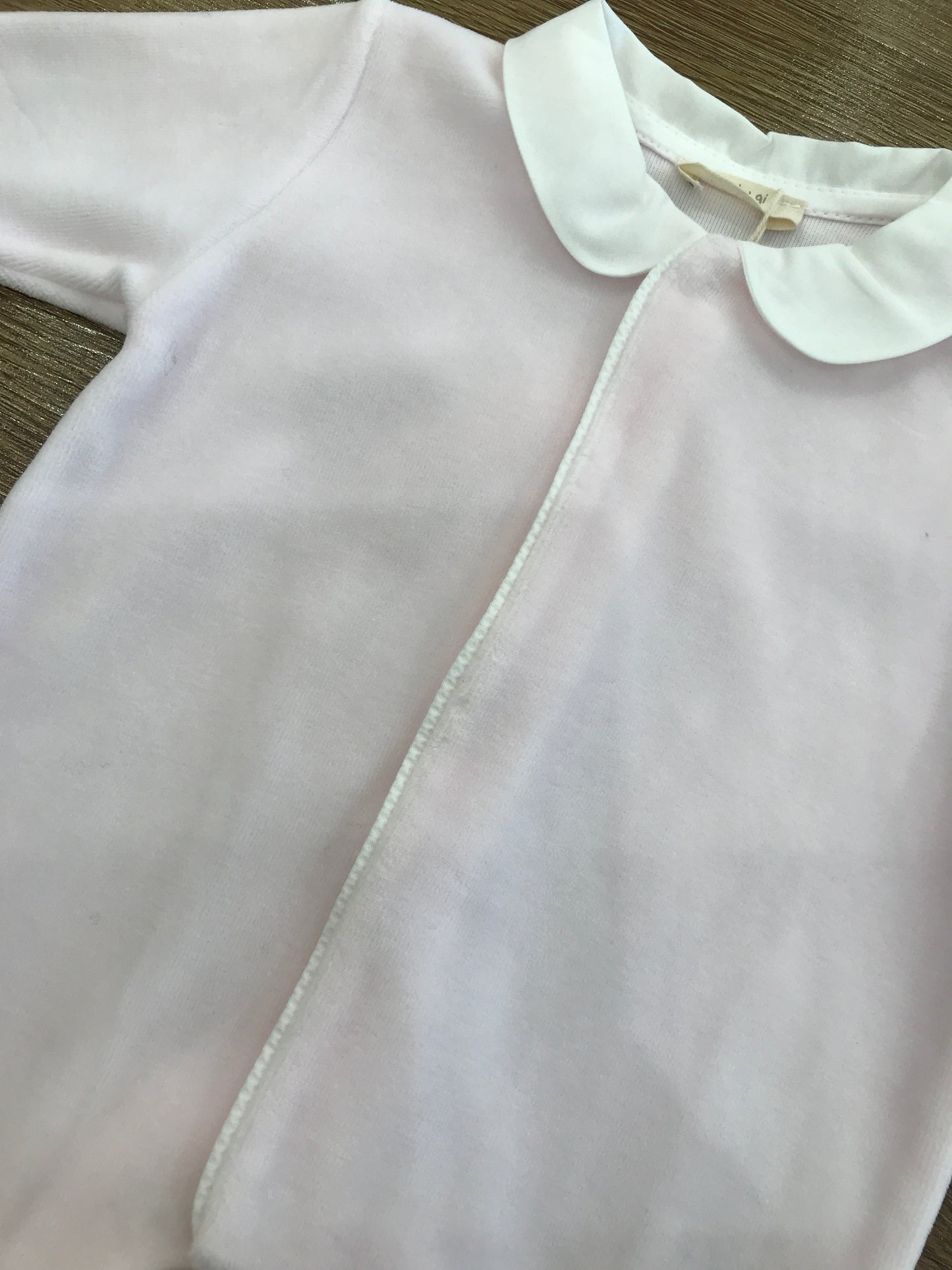 Tutina Baby Gi in ciniglia rosa intera con ali rifinite sul retro