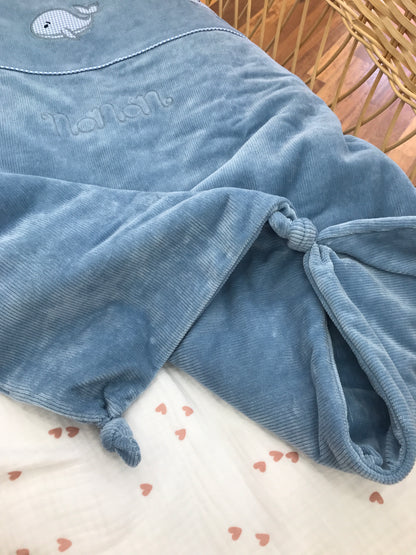 Coperta Nanan in ciniglia a costine con balene a quadretti azzurri e bianchi