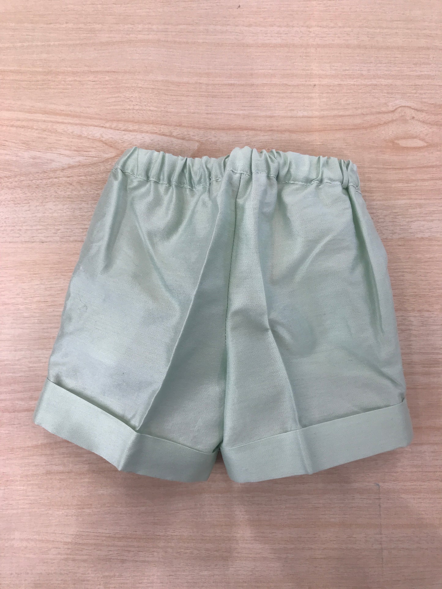 Bermuda Les Enfants de Gisele in saten verde con tasca a profilo
