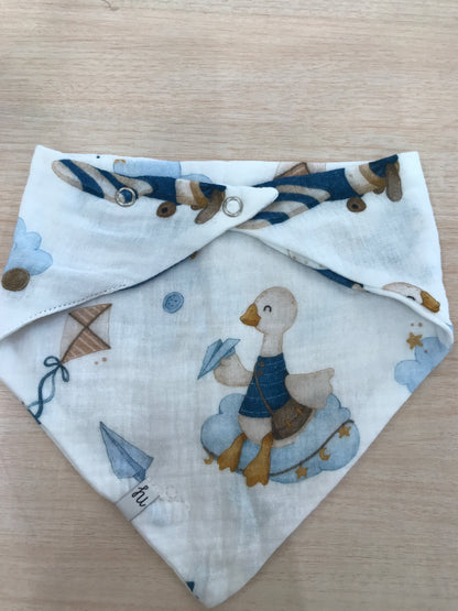 Bavetta Nannafrufrù in garza dal fondo bianco con ochette e giochi ricamati sul davanti e retro