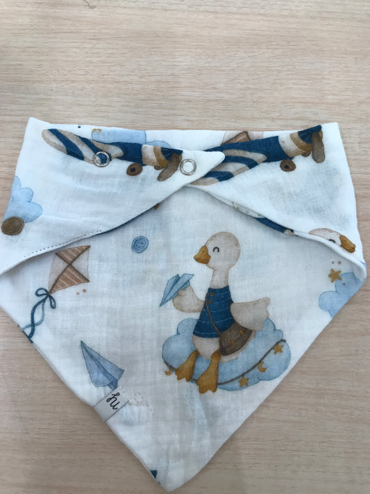 Bavetta Nannafrufrù in garza dal fondo bianco con ochette e giochi ricamati sul davanti e retro