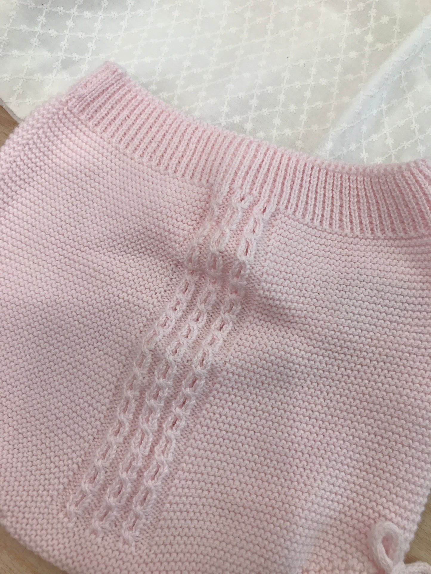 Abito PCS con corpetto in filo rosa mezza manica con fiocchetti alterali con gonna bianca con culotte