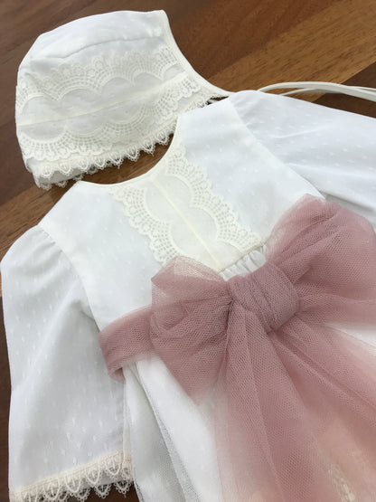 Abito Lilus manica lunga in cotone ricoperto di tulle lavorato senza collo con pizzo ai polsi e un applicazione sempre in pizzo sul davanti lo stesso pizzo viene richiamato sul gonnellone ed una cintura in tulle