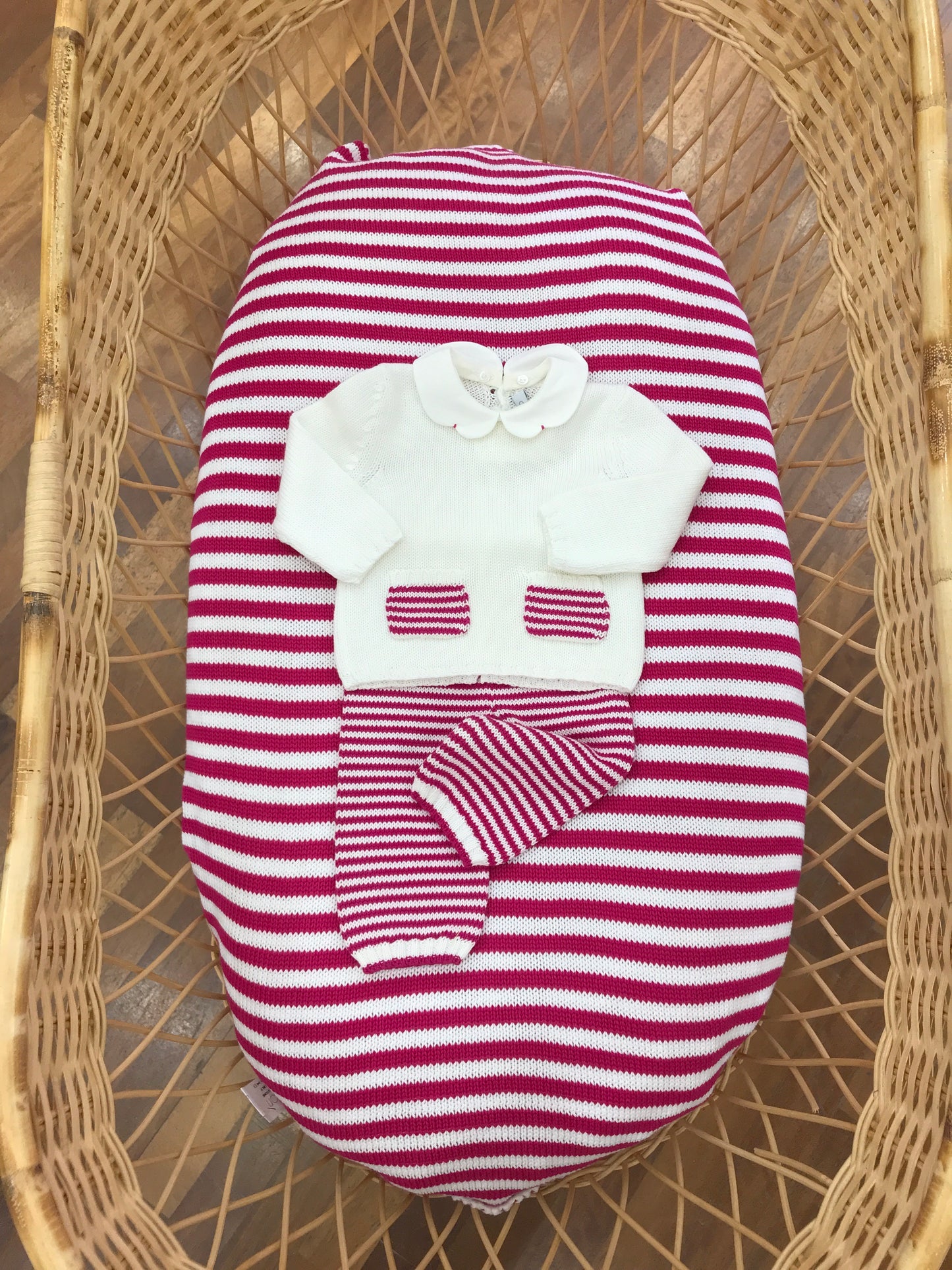 Coordinato nascita Colibrì in filo magenta e bianco coperta a righe tutina due pezzi con il pantalone a righe e maglia bianca con tasche