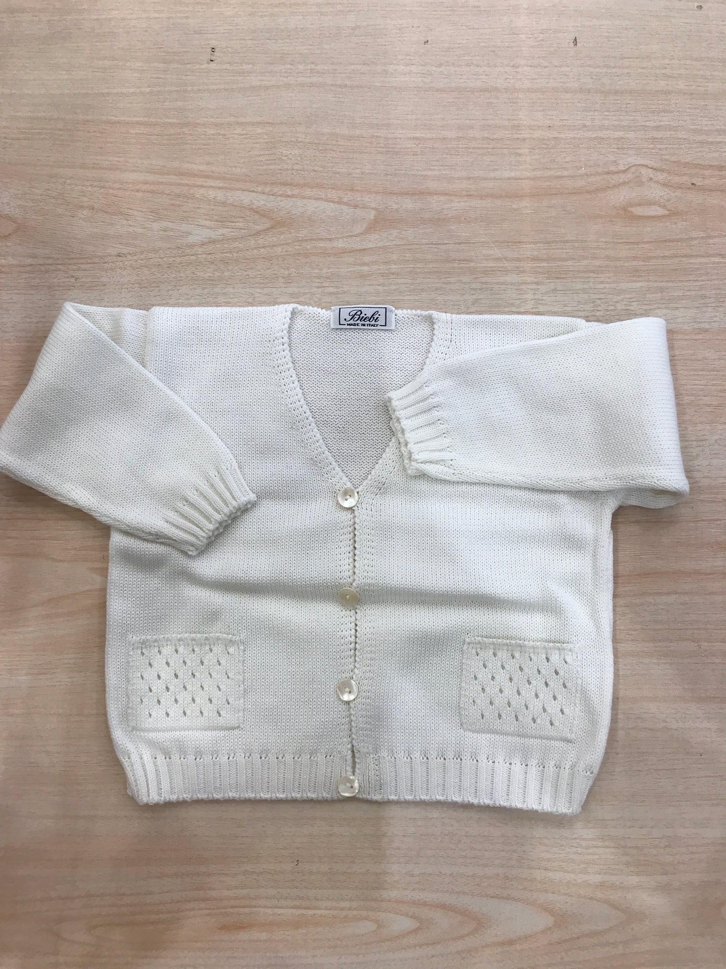 Cardigan Biebi in filo panna con bottoncini sul davanti e tasche traforate