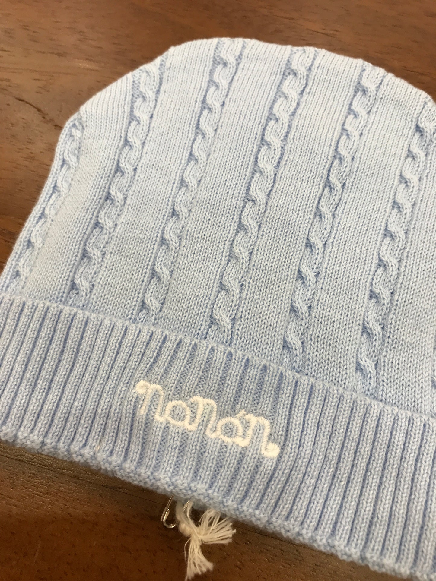Cappello Nanan in filo celeste con lavorazione di trecce con risvolto