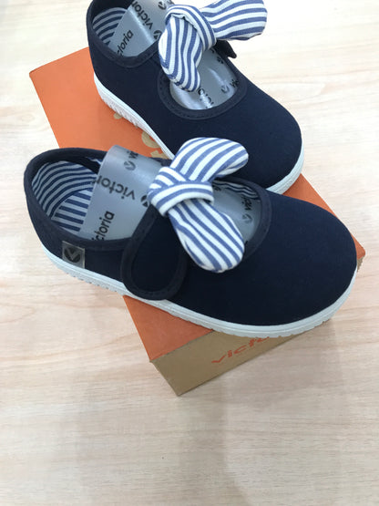 Scarpa Victoria in tela blu scuro con strappo e fiocco a righe bianche e blu