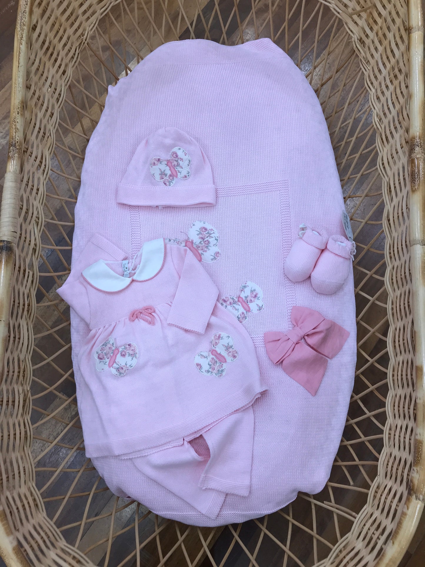 Coordinato nascita Baby Lord in filo rosa con farfalle applicate su coperta tutina cappello e babbucce floreali con fiocco applicato sulla coperta