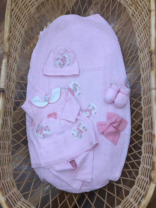 Coordinato nascita Baby Lord in filo rosa con farfalle applicate su coperta tutina cappello e babbucce floreali con fiocco applicato sulla coperta