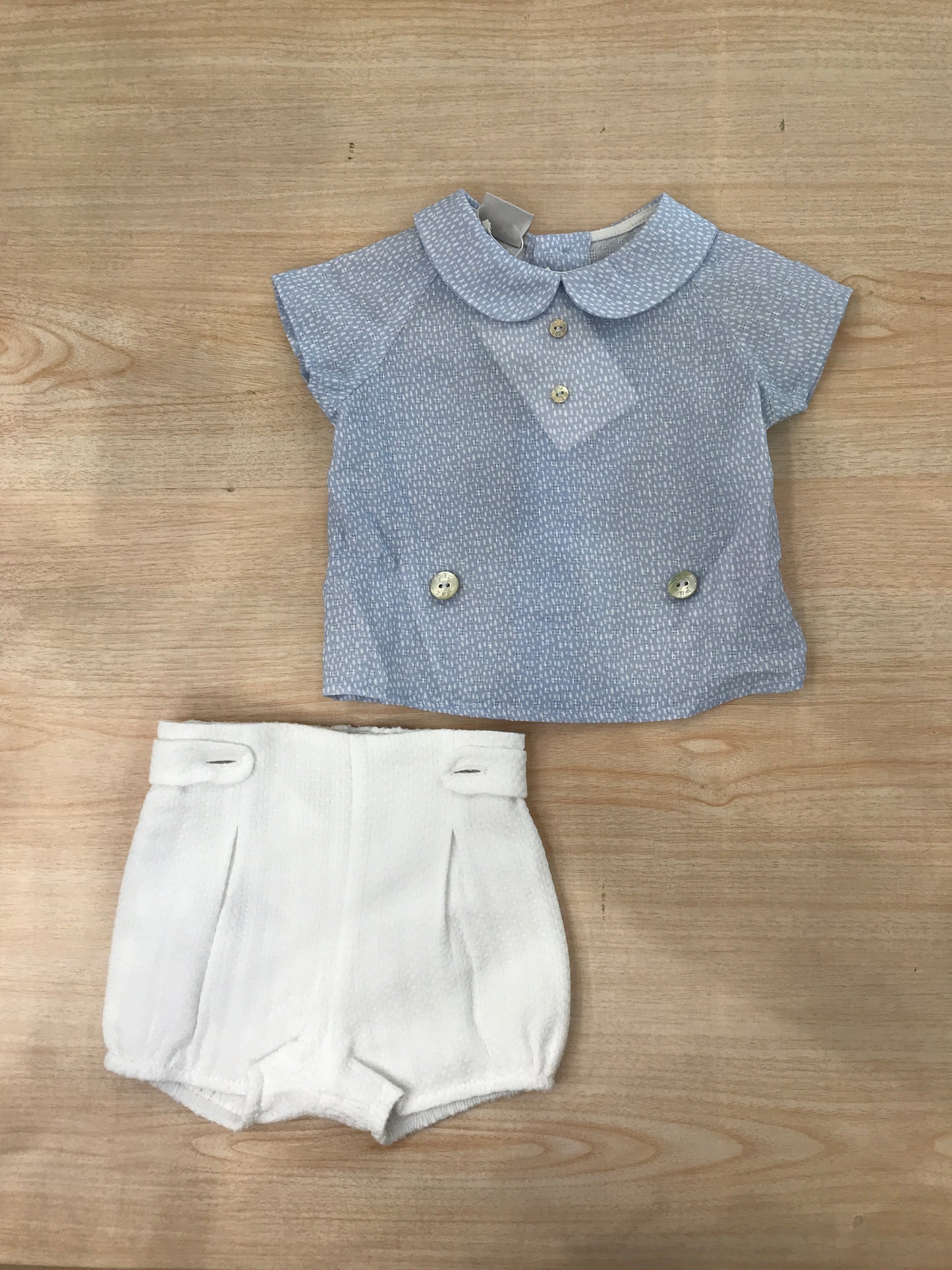 Completo Paz Rodriguez in cotone camicia mezza manica celeste con pois bianchi con pantalone corto bianco
