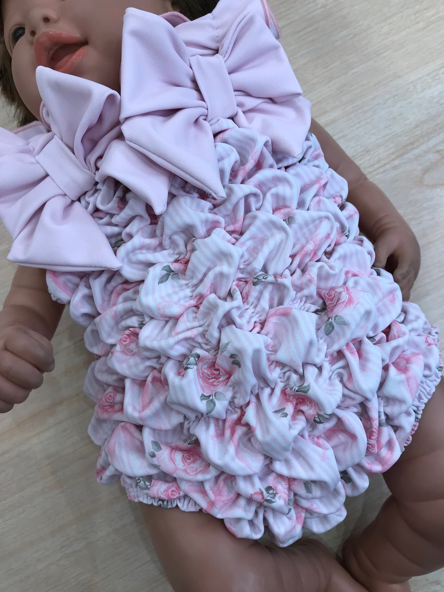 Costume Fofettes con fiorellino rosa e fiocchi sul davanti e sul retro