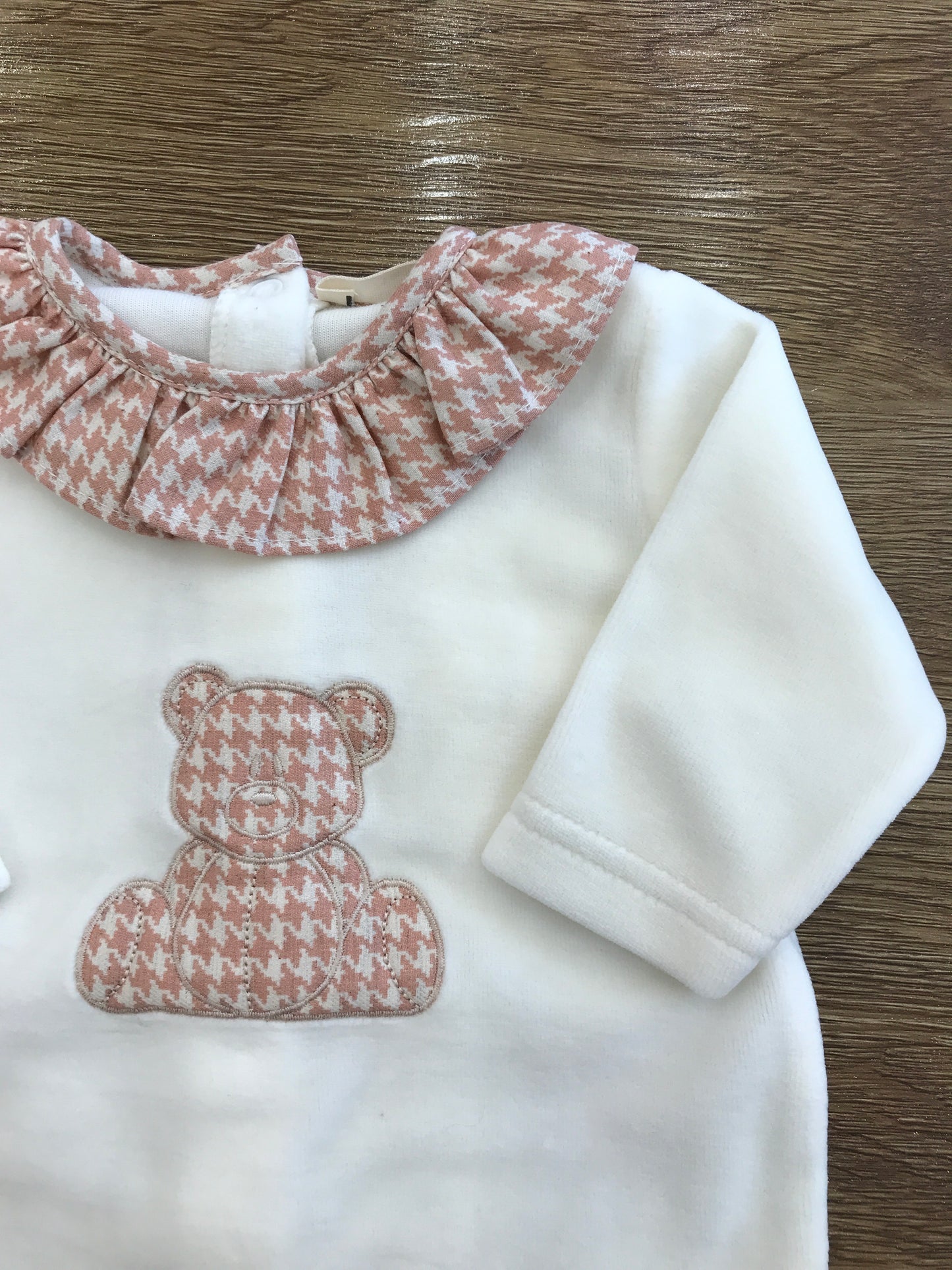 Tutina Baby Gi in ciniglia panna con rusche e orsetto a quadretti