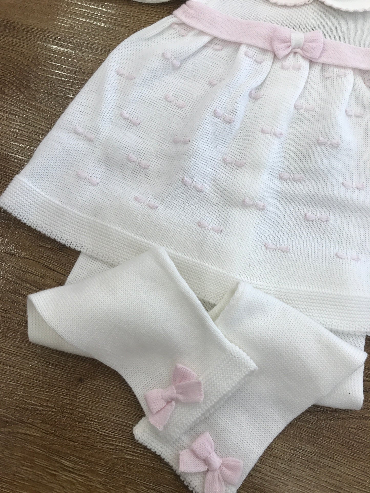Completo Baby Lord in filo bianco con fiocchetti rosa due pezzi