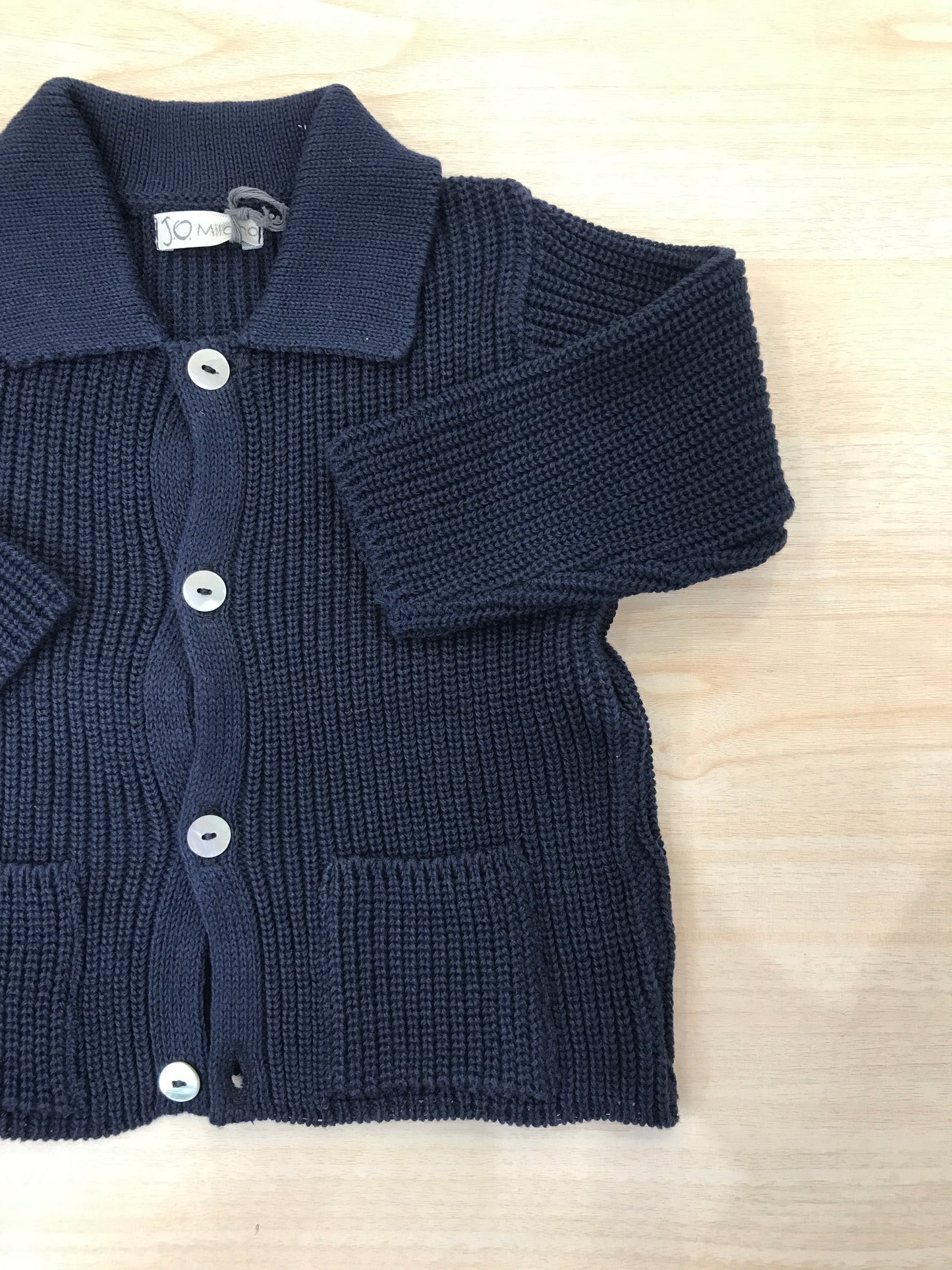 Cardigan Jo Milano in filo di cotone con tasche sul davanti e piccoli bottoncini