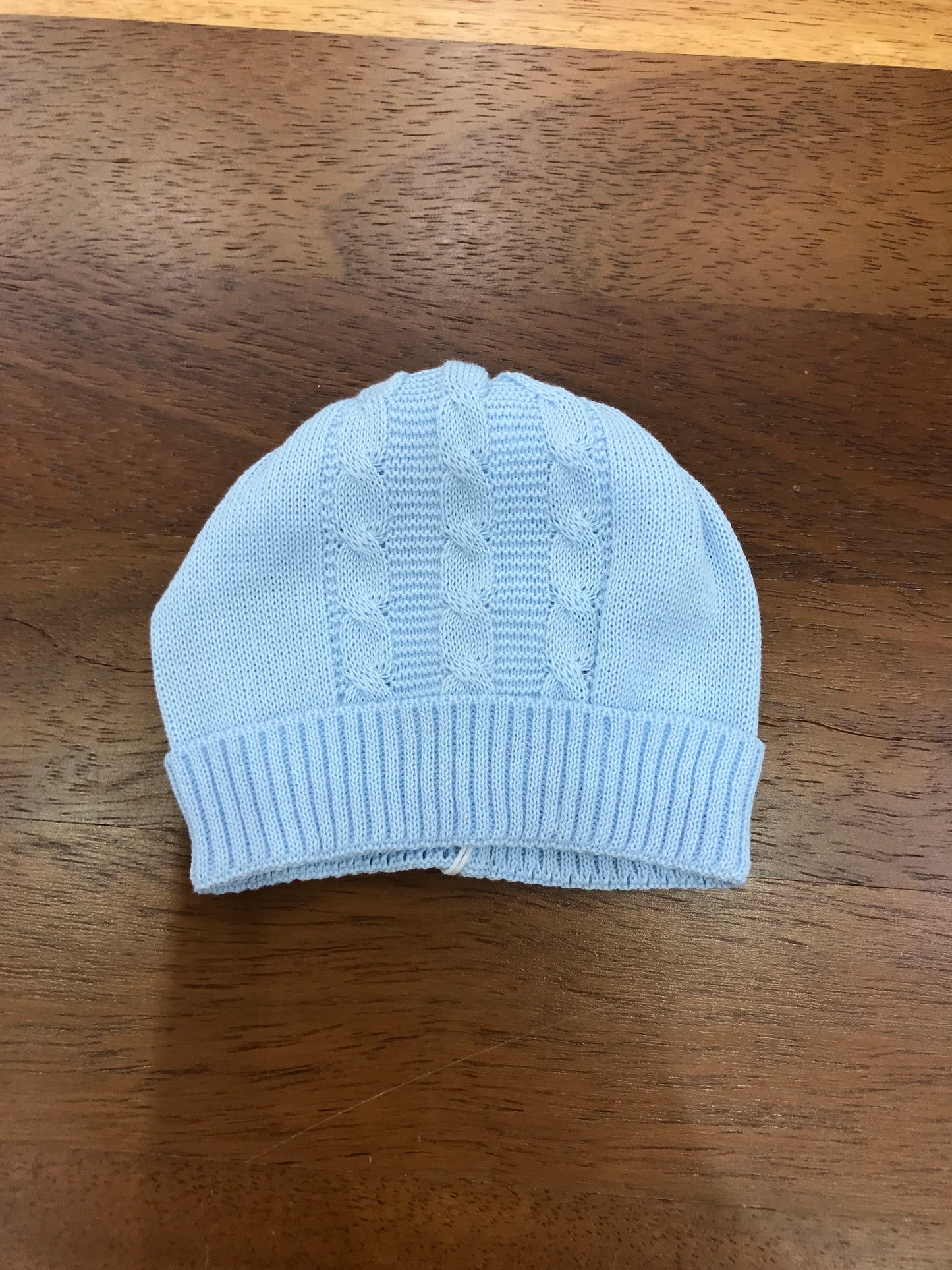 Cappello Baby Lord in filo celeste con risvolto con lavorazione di trecce sul davanti
