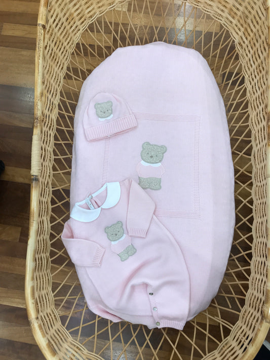 Coordinato nascita Baby Lord in lana rosa con orsetto in rilievo con pelliccia applicato su coperta tutina e cappello