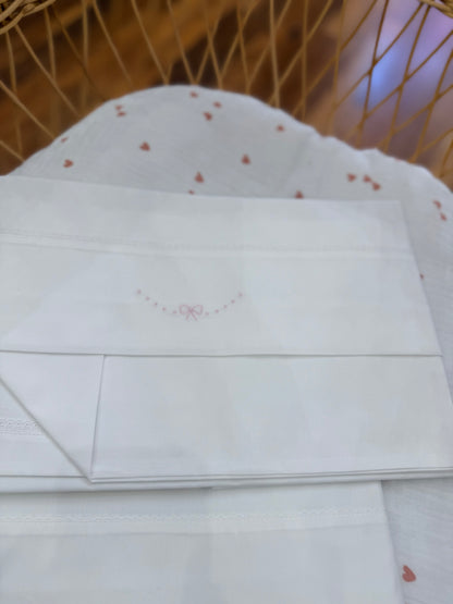 Coordinato lenzuola bianche con piccoli pois e fiocchetti ricamati