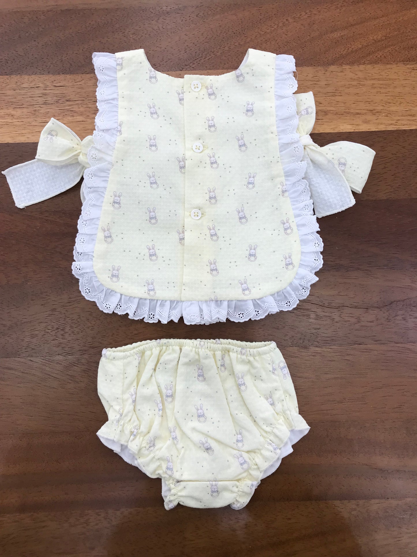 Completo Paz Rodriguez in cotone scamiciata con rusche con fiocchetti in giallo con coniglietti con culotte in cotone con rusche e coniglietti anch'essa