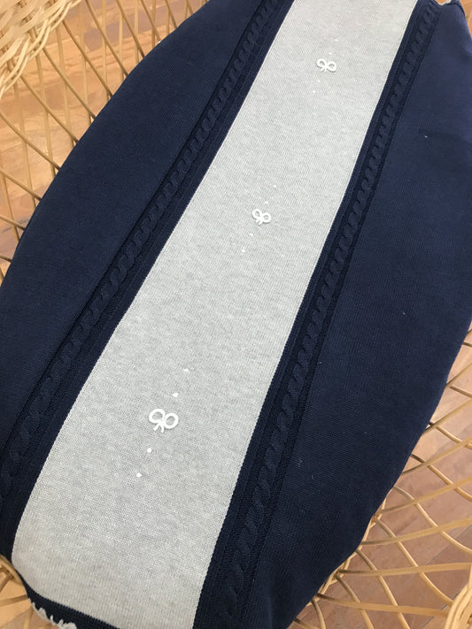 Coperta Le Dodò in filo blu con punto gambero grigio e fiocchetti bianchi su base grigia al centro