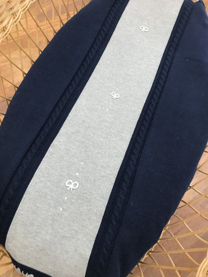 Coperta Le Dodò in filo blu con punto gambero grigio e fiocchetti bianchi su base grigia al centro