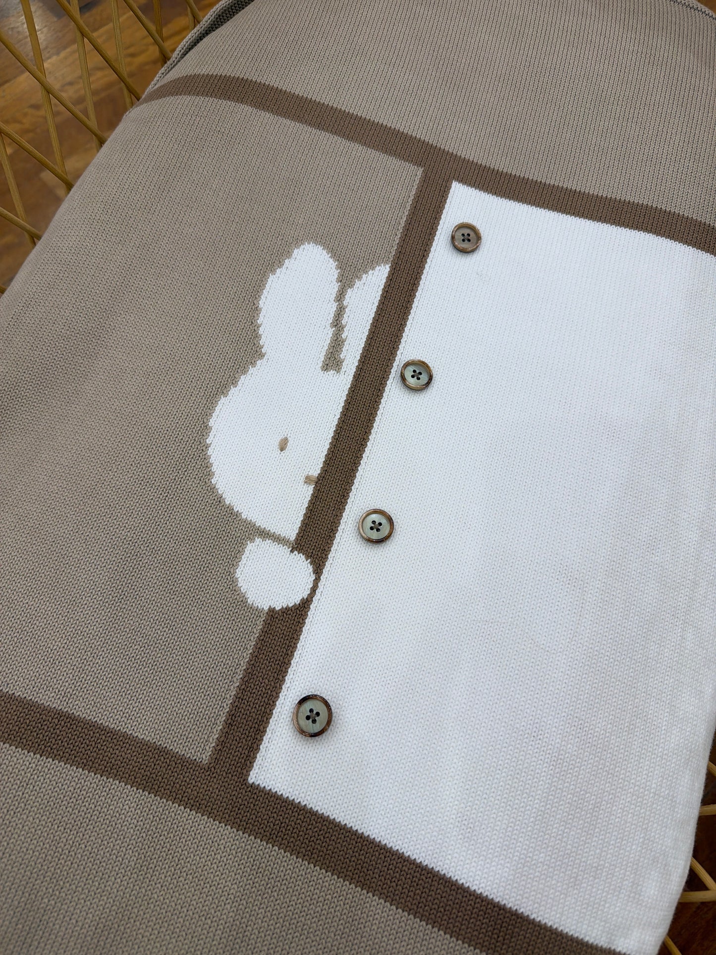 Coperta Colori Chiari in filo di cotone tortora con riquadro in bianco con bottoncini e coniglio ricamato metà faccia