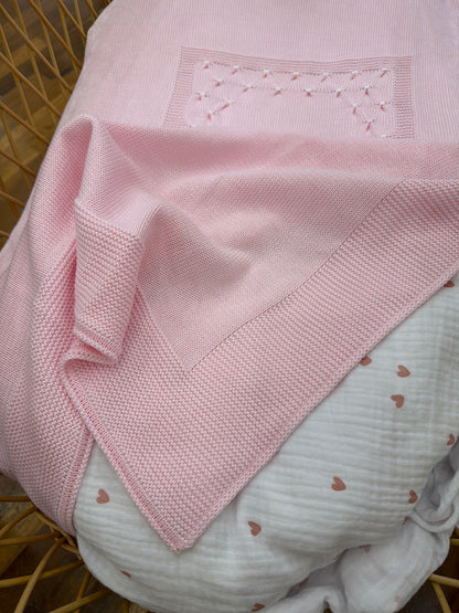 Coperta Baby Lord in filo rosa con lavorazione di punto smock bianco sul davanti