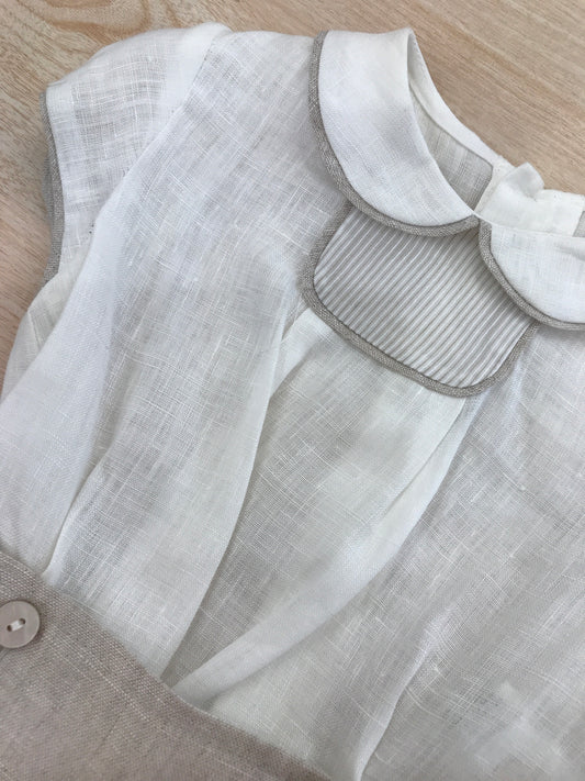 Pagliaccetto Martin Aranda in lino camicia mezza manica con ricamo centrale con profilo tortora con pantalone corto tortora