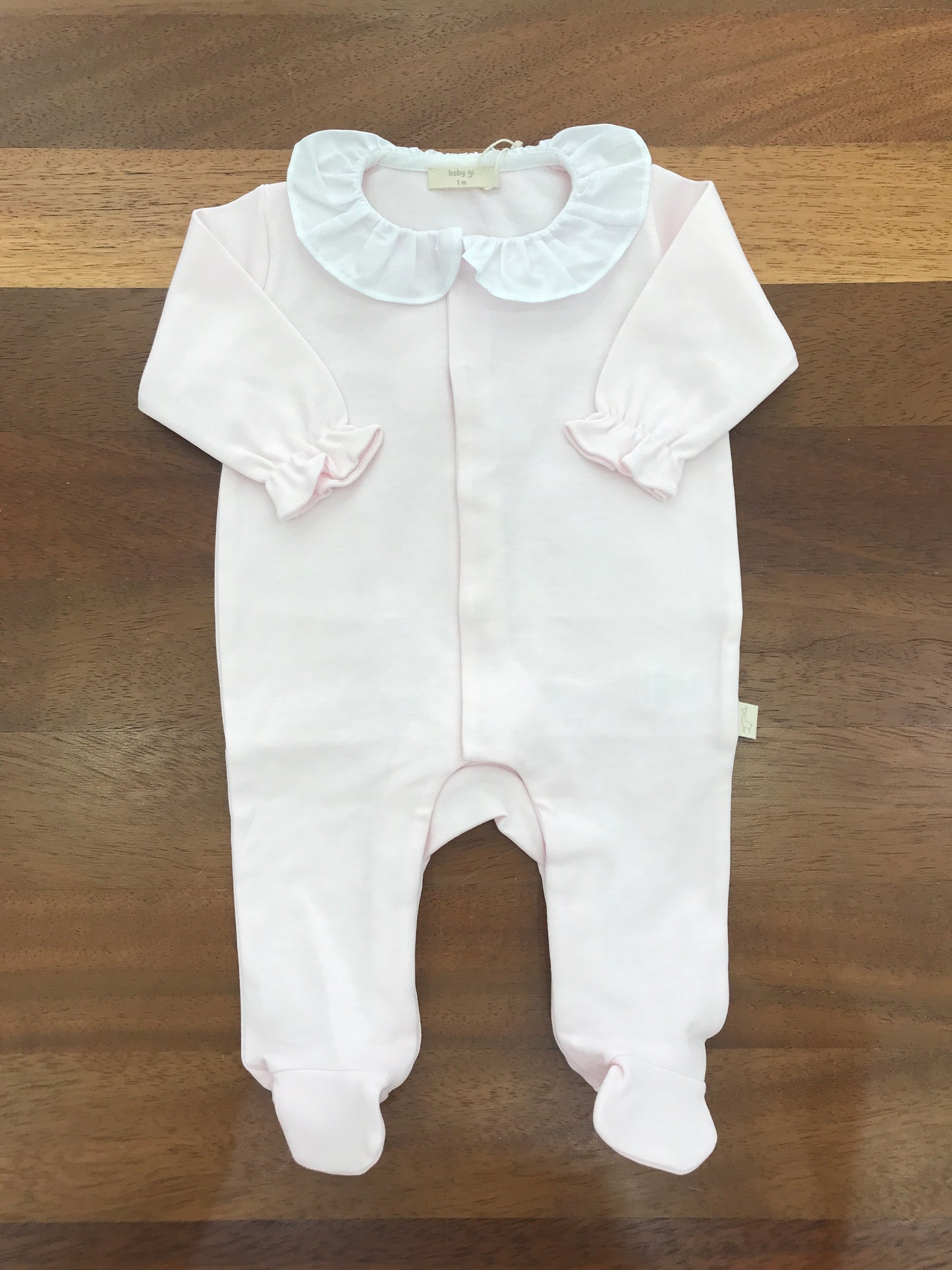Tutina Baby Gi in cotone con piedini manica lunga con collo con rusche bianca sul retro applicata una farfalla