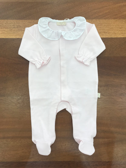Tutina Baby Gi in cotone con piedini manica lunga con collo con rusche bianca sul retro applicata una farfalla