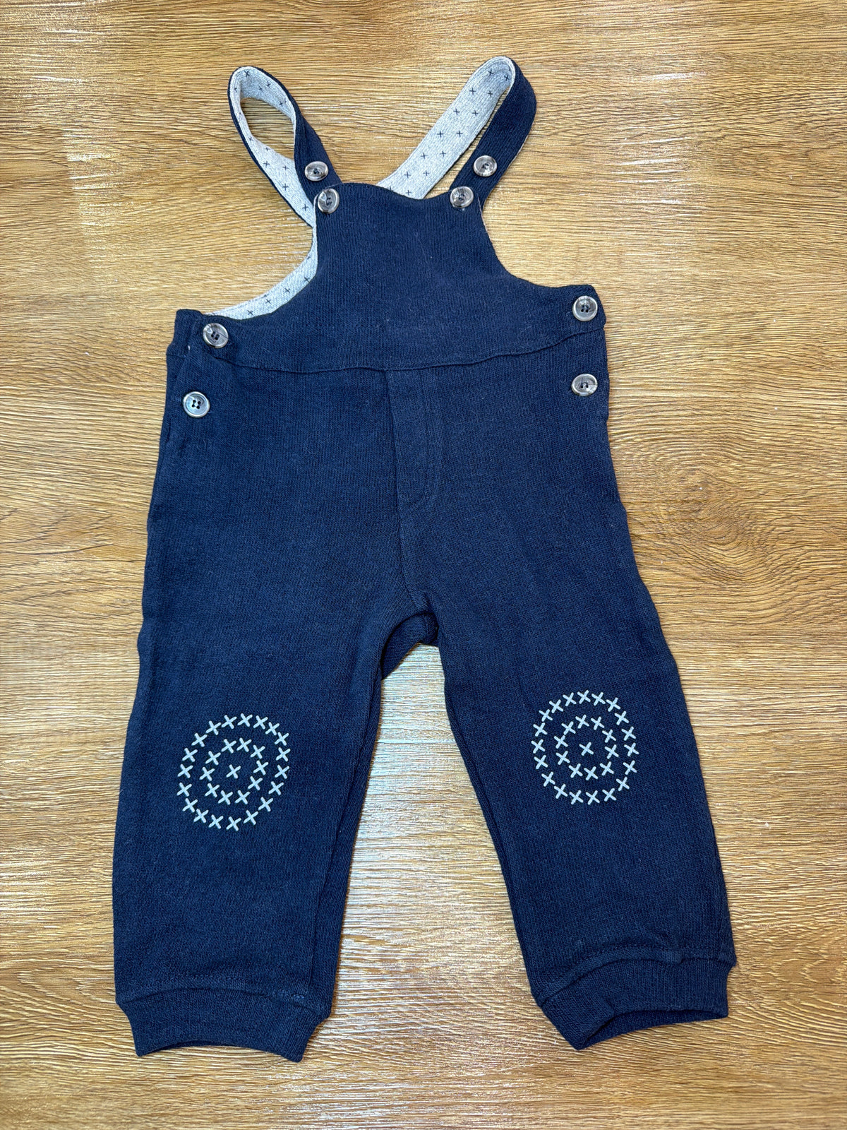 Tuta Coccodè due pezzi pantalone con bretelle blu scuro e t-shirt bianca manica lunga